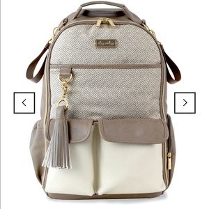 NWOT Beautiful Itzy Ritzy Boss Diaper Bag and changing mat in vanilla. Brand new